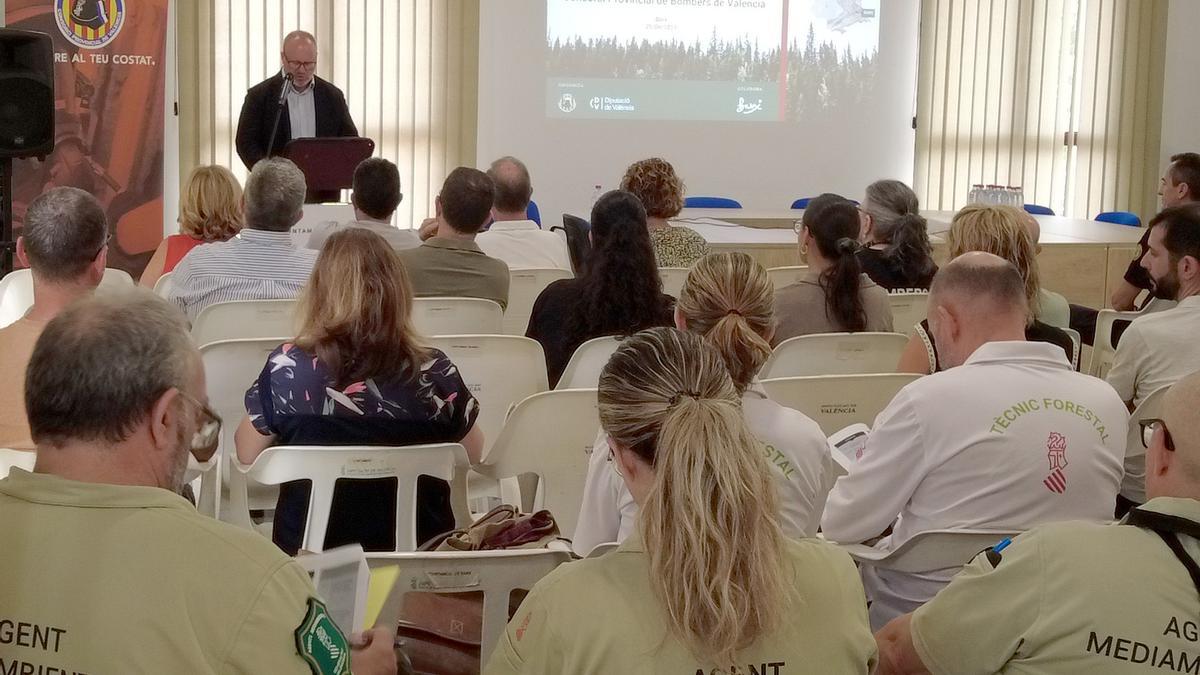 El diputado Avelino Mascarell se dirige a los participantes en las jornadas