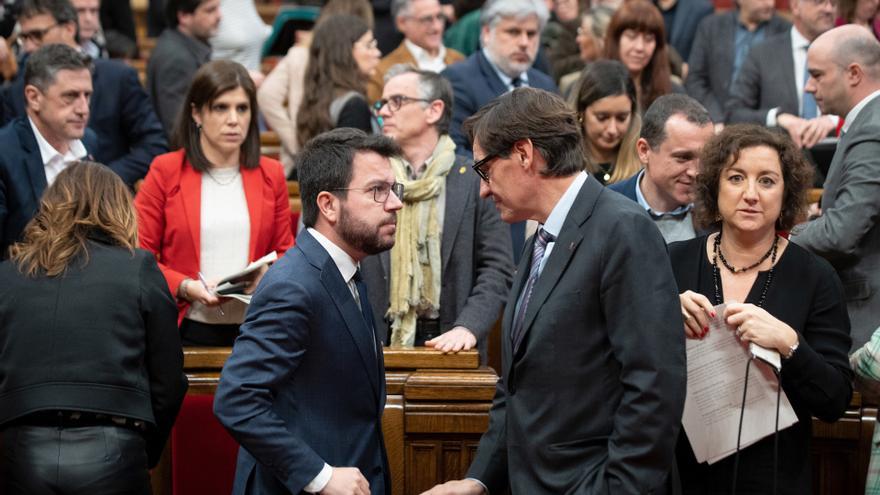 El president de la Generalitat, Pere Aragonès (i), i el líder del PSC, Salvador Illa (d), conversen durant una sessió plenària en el Parlament, a 26 de gener de 2023. Foto d'arxiu.