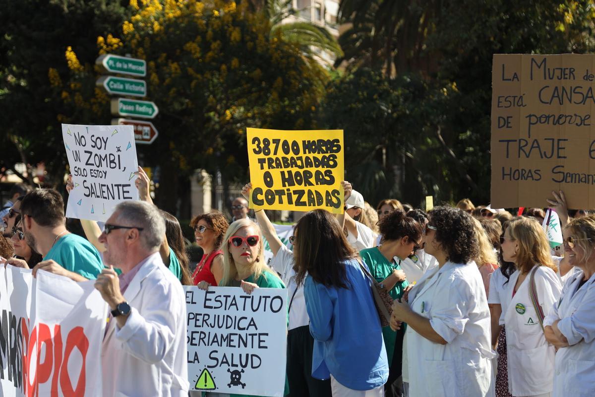 Un millar de médicos invaden en centro de Málaga en una nueva jornada de huelga