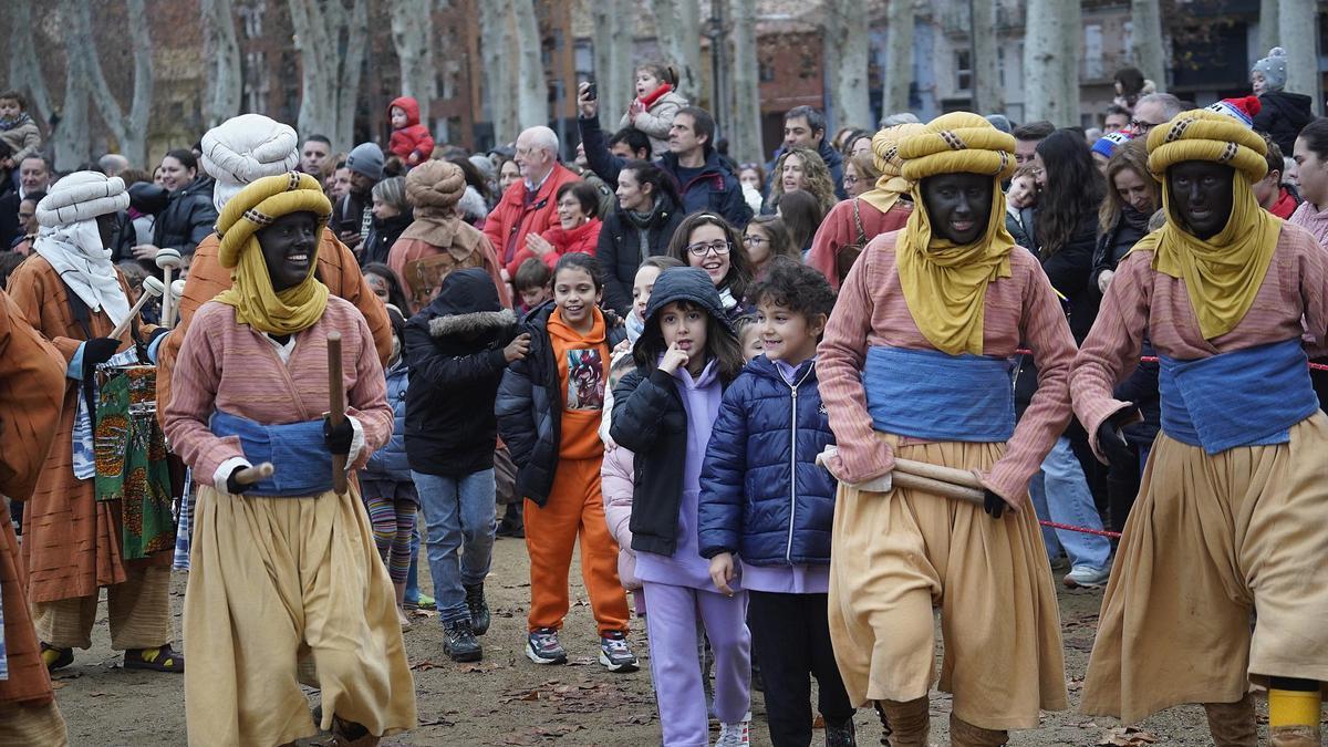 Patges pintats de negre en el campament reial celebrat divendres a Girona.