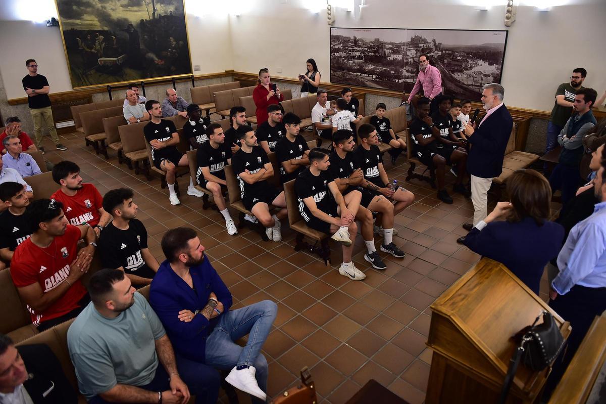 Fotogalería | Así ha sido el recibimiento en el Ayuntamiento de Plasencia de la UPP para celebrar su ascenso