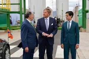 El rey de Países Bajos, Guillermo Alejandro, conoce de la mano de Ignacio Sánchez Galán la planta de hidrógeno verde que Iberdrola tiene en Puertollano