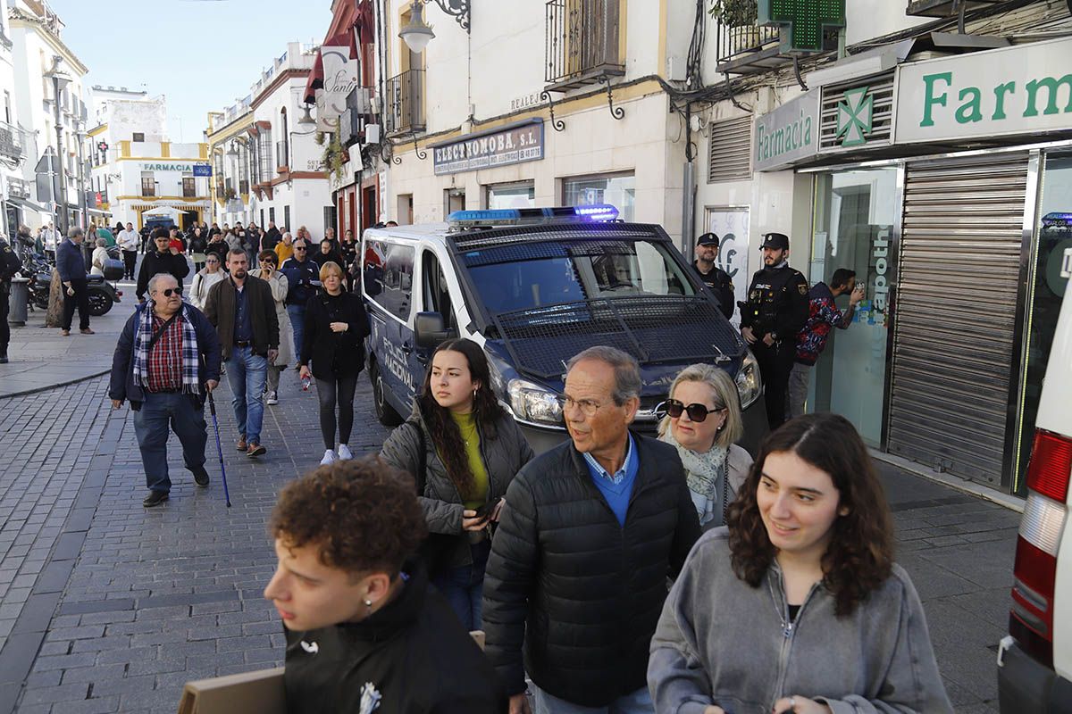 La Policía Nacional inspecciona la Casa de los Guzmanes de Córdoba tras aparecer una tercera granada