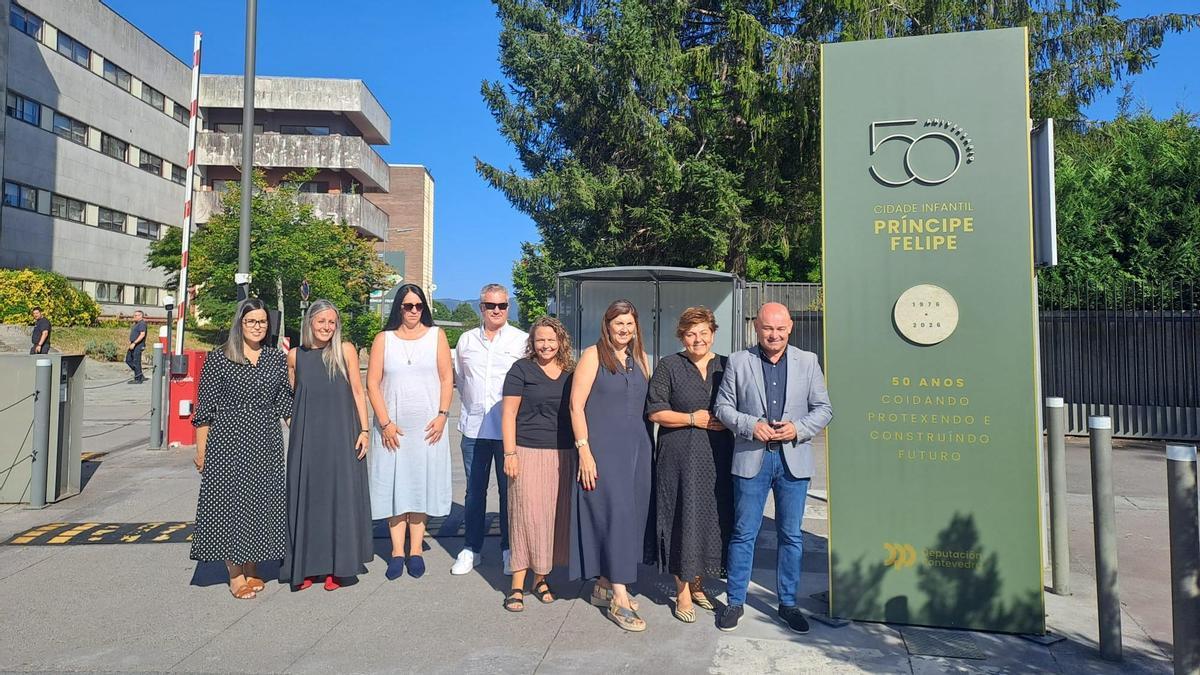 Representantes de la Diputación y del Centro Príncipe Felipe, junto al tótem instalado para conmemorar el 50 aniversario del recinto.