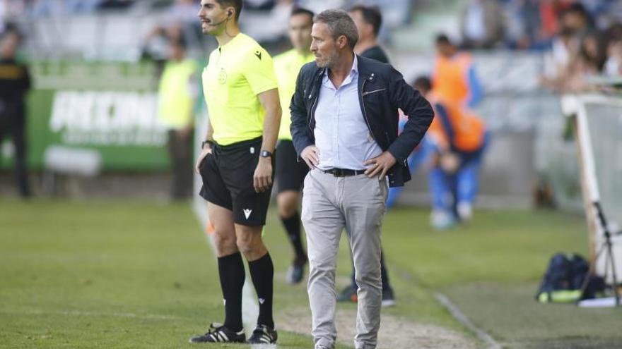 Óscar Cano, en la banda de A Malata durante el partido.  // IAGO LÓPEZ