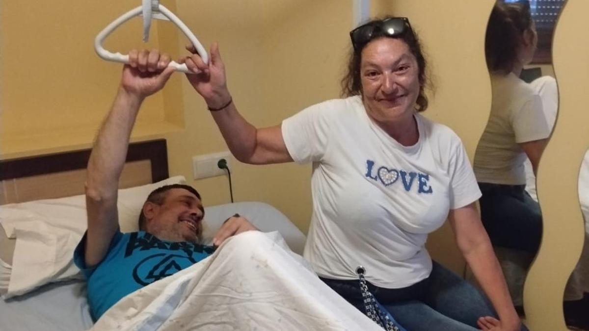 María Sonia con su exmarido Ángel Solla al que cuida tras quedar discapacitado por un ictus.