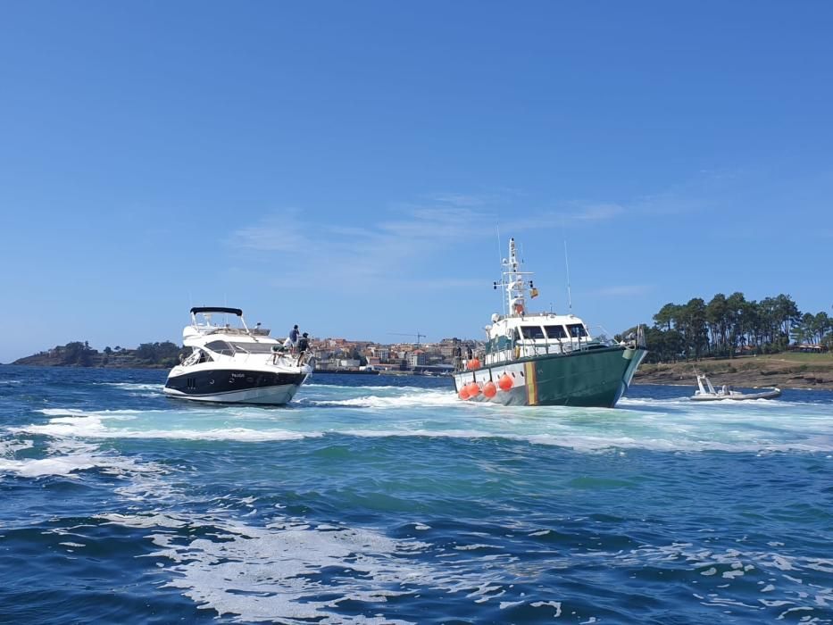 Socorren a un yate encallado en las balizas de Silgar