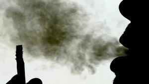 BAR11 BANGKOK  TAILANDIA  30 05 05   Un hombre exhala una bocanada de humo de un cigarro en Bangkok  Tailandia  hoy lunes 30 de mayo  Durante el dia internacional contra el tabaco que se celebra manana martes 31 de mayo  se han organizado numerosos eventos alrededor de todo el mundo para concienciar a los fumadores de los riesgos que conlleva el tabaco  Por otra parte  el instituto de fomento de la salud tailandesa ha afirmado que desde el ano 2000  cada fumador ha bajado el consumo de cigarrillos  de los 1 000 a los 800  pero cada vez mas mujeres y jovenes se enganchan a este vicio para demostrar una forma de vida independiente y moderna  EFE Barbara Warton