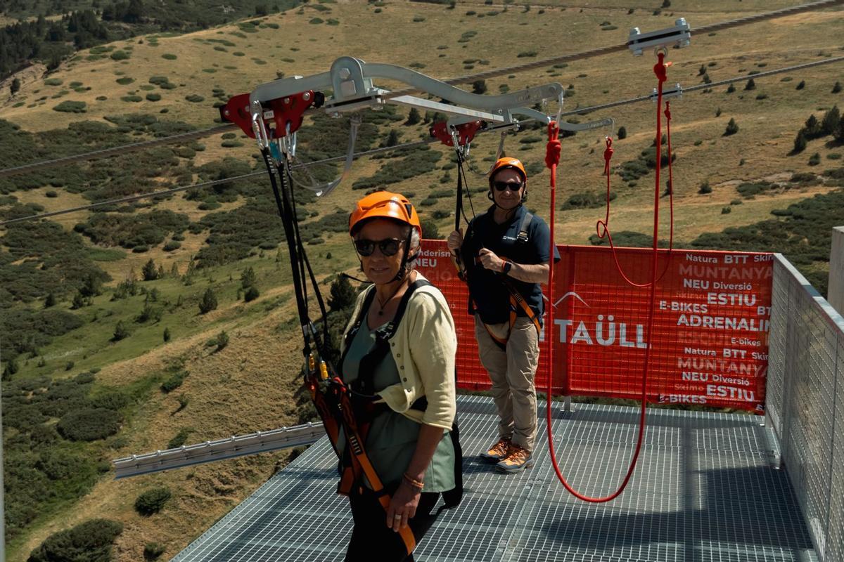El presidente de FGC y la alcaldesa de la Vall de Boí inaugurando de la tirolina T-1000.
