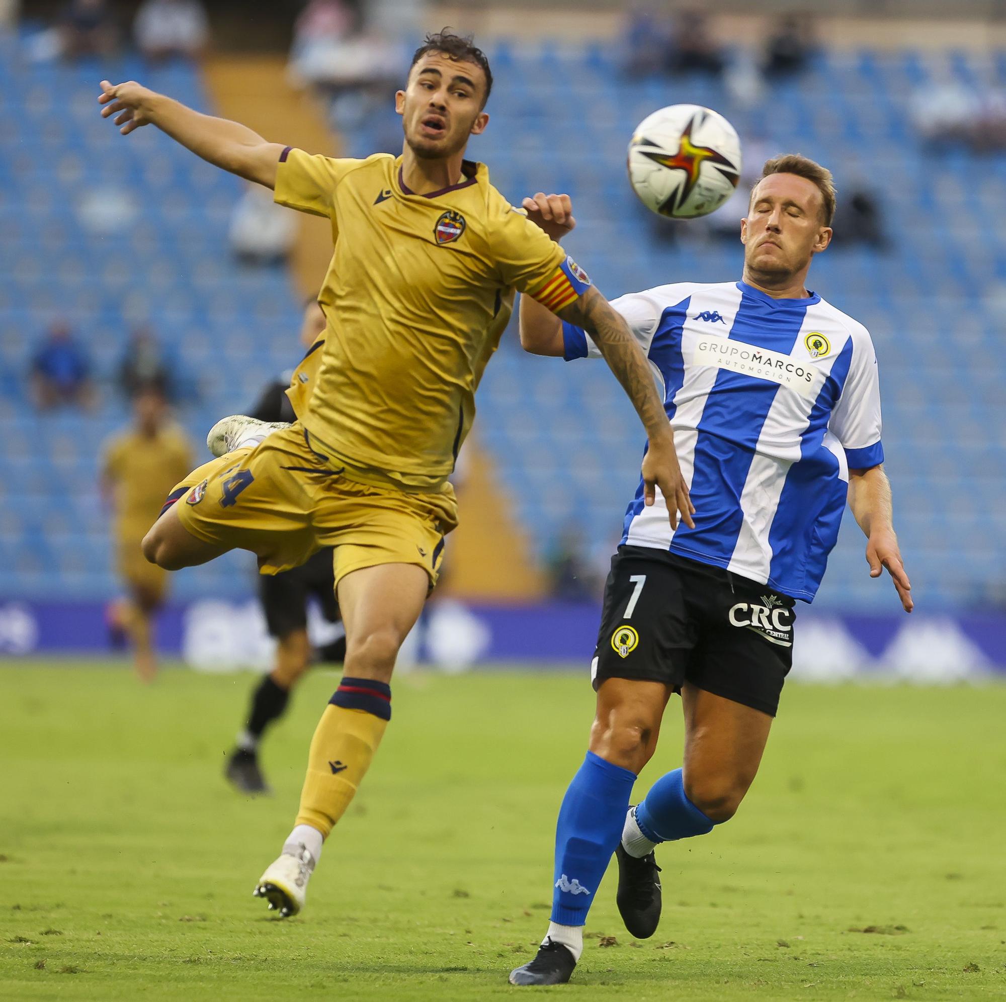 El Rico Pérez se harta del equipo: así se vivió en el estadio el Hércules - Atlético Levante