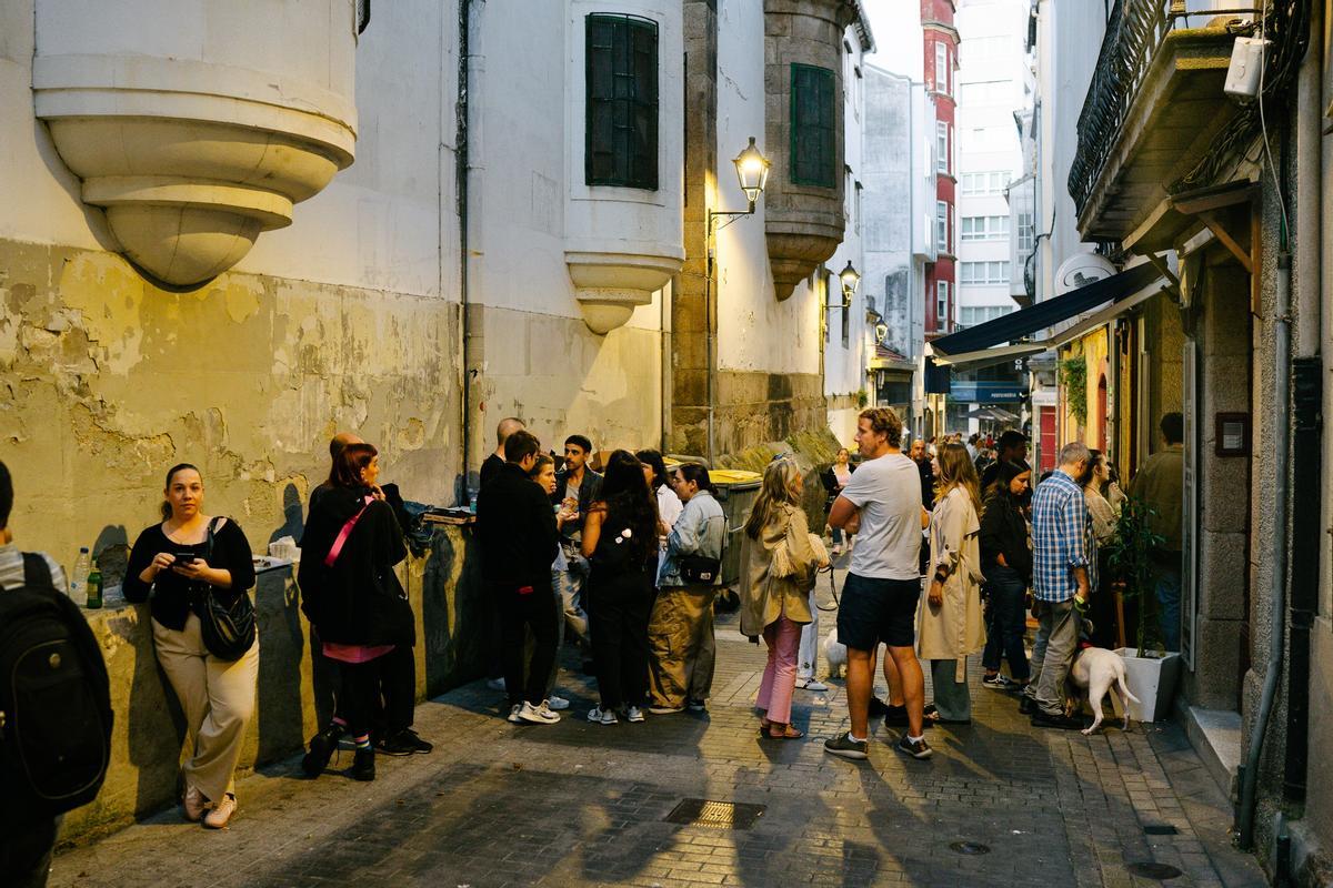 Largas colas durante un servicio de la pizzería Alla Romana.