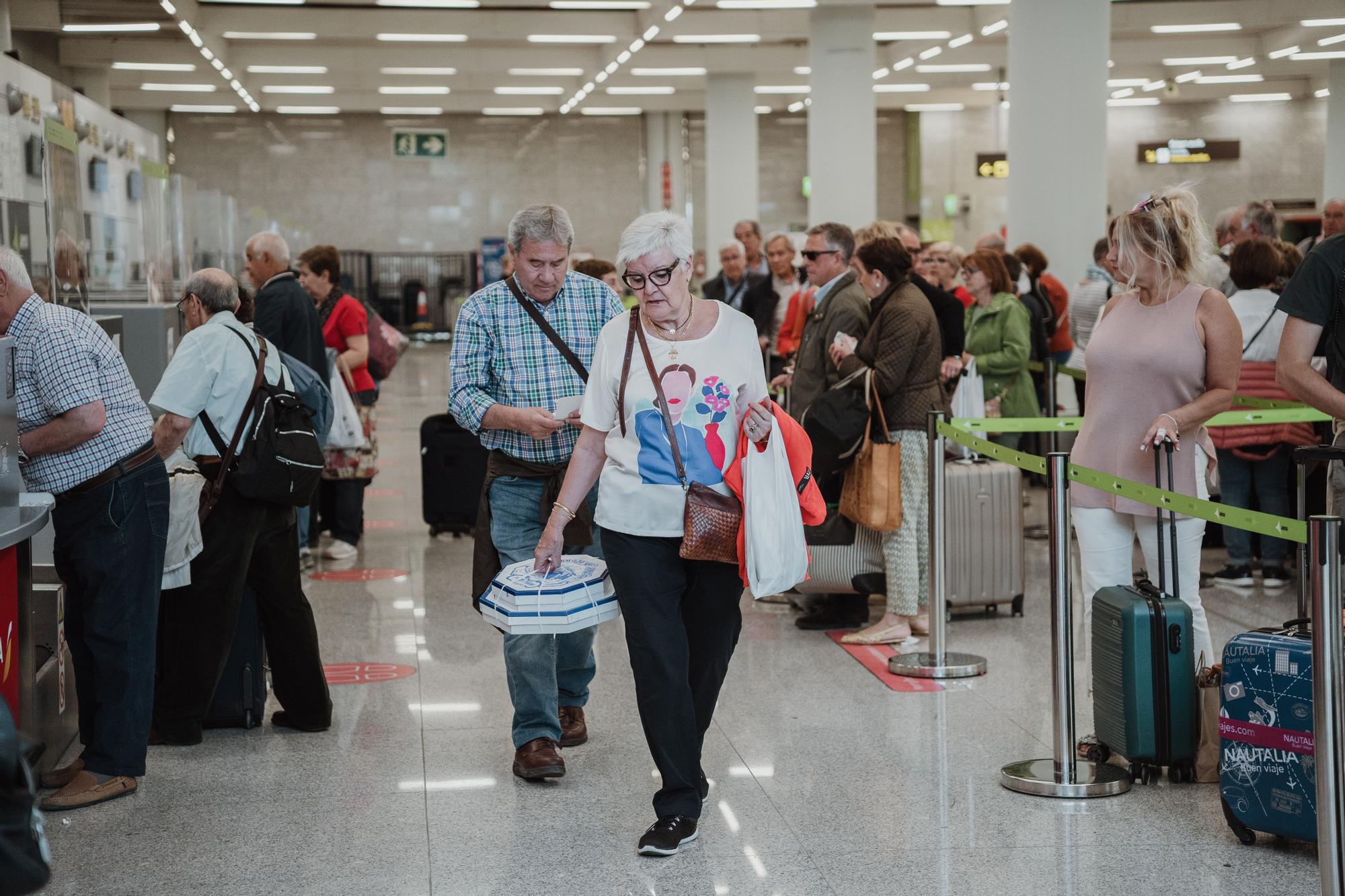 Indignación entre los pasajeros del aeropuerto de Palma: «No vamos a pagar por llevar ensaimadas, si hace falta las tiramos»