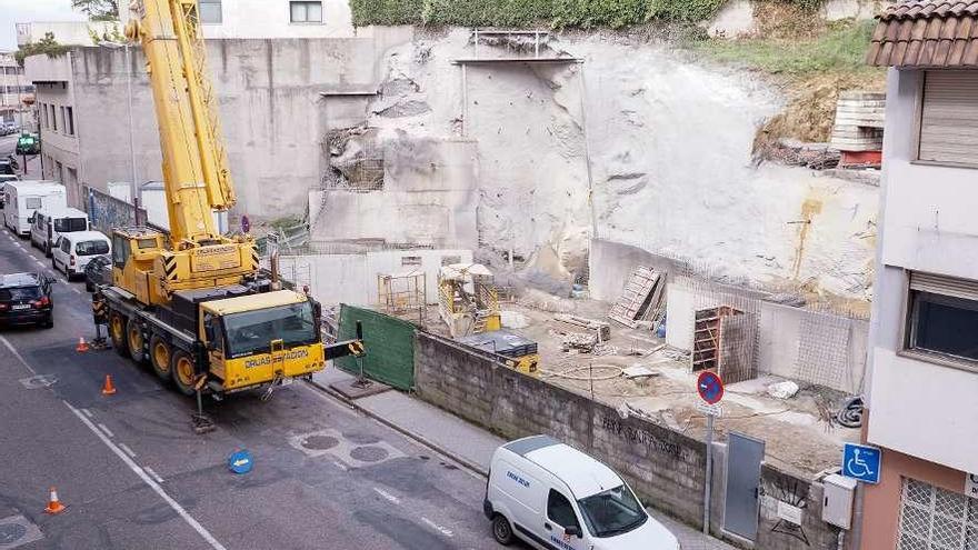 Los primeros días de obra se centraron en asegurar el talud para iniciar la construcción. // P. Fariña