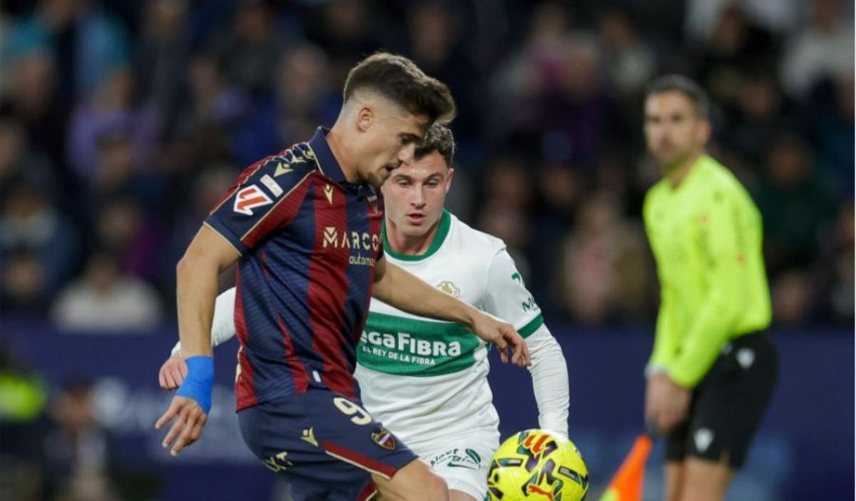 Iván Romero controlando un balón frente a Germán Valera