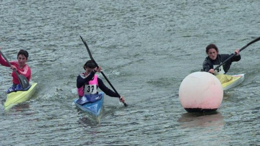 Prueba de piragüismo en el embalse de Villalcampo