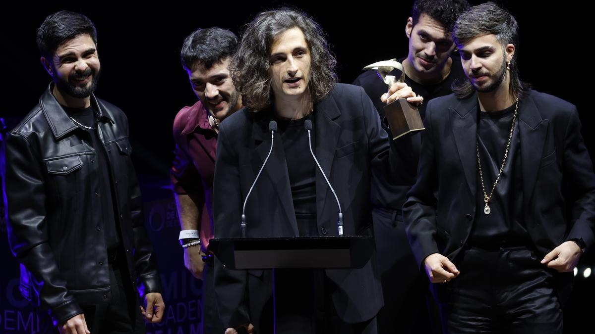 Los miembros de la banda Arde Bogotá reciben el galardón a Mejor Álbum del Año en los Premios de la Academia de la Música de España.