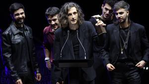 Los miembros de la banda Arde Bogotá reciben el galardón a Mejor Álbum del Año en los Premios de la Academia de la Música de España.