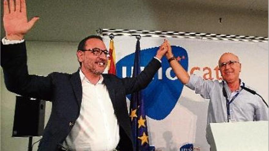 Duran i Lleida aixeca el braç al candidat d&#039;Unió a la Presidència de la Generalitat, Ramon Espadaler.