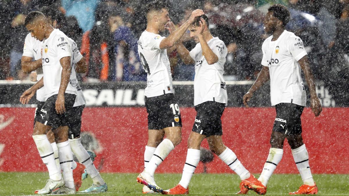 Celebración del gol de André Almeida de falta