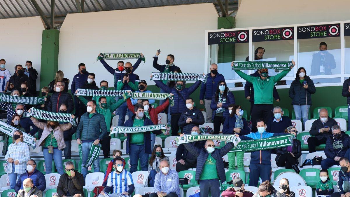 Aficionados del Villanovense en la grada del Municipal durante la temporada pasada.