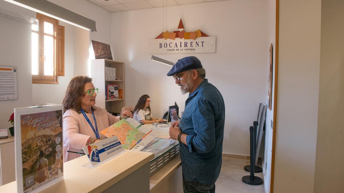 Atención a visitantes en la oficina de Turismo de Bocairent.