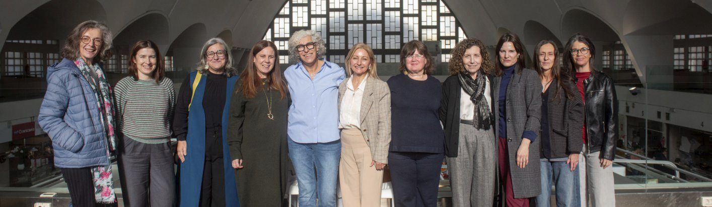 Periodistas gallegas, en el encuentro en A Parva, con Cristina Lombao (quinta por la izquierda), Isabel Bravo (sexta) y Carmen Merelas (octava).