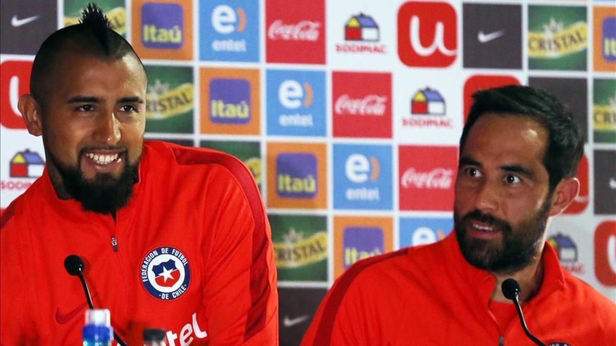 Claudio Bravo y Arturo Vidal vuelven a una convocatoria