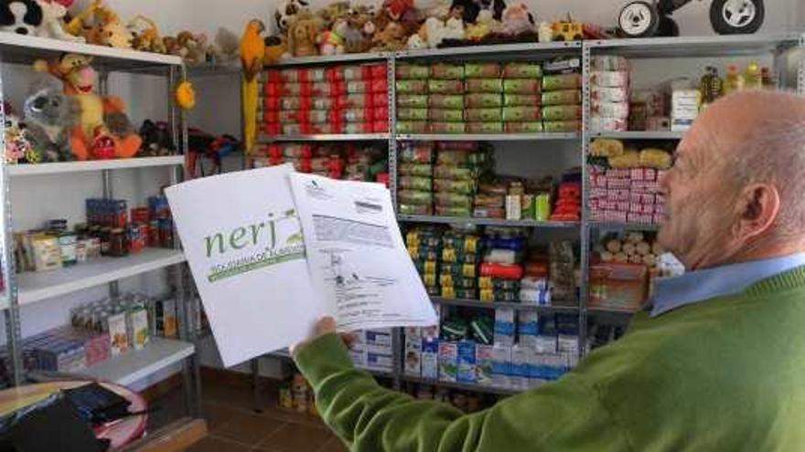 Miguel Benítez, presidente de Nerja Solidaria, muestra los alimentos acumulados.