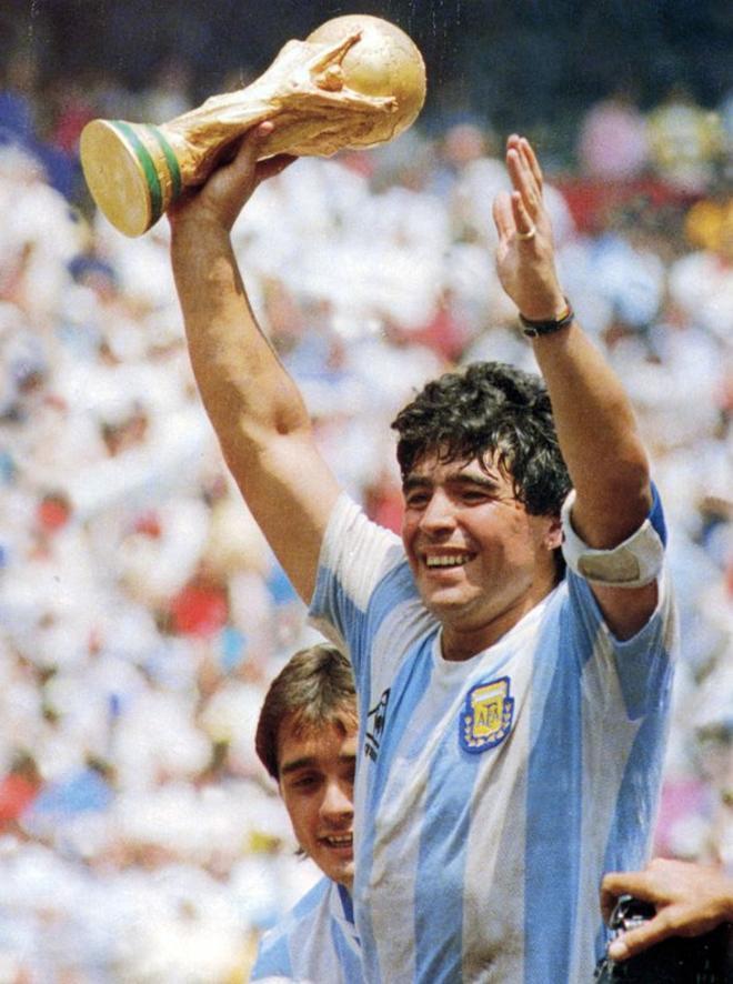Muere Diego Armando Maradona por un paro cardiaco a los 60 años.