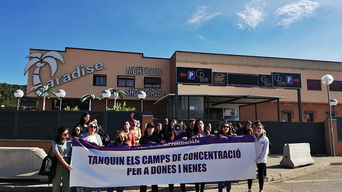 Les dones concentrades amb una pancarta davant el prostíbul Paradise, ahir a la Jonquera. | ACN