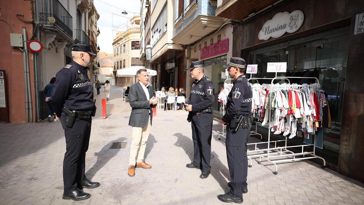 El alcalde, Jorge Monferrer, con agentes de la Policía Local.