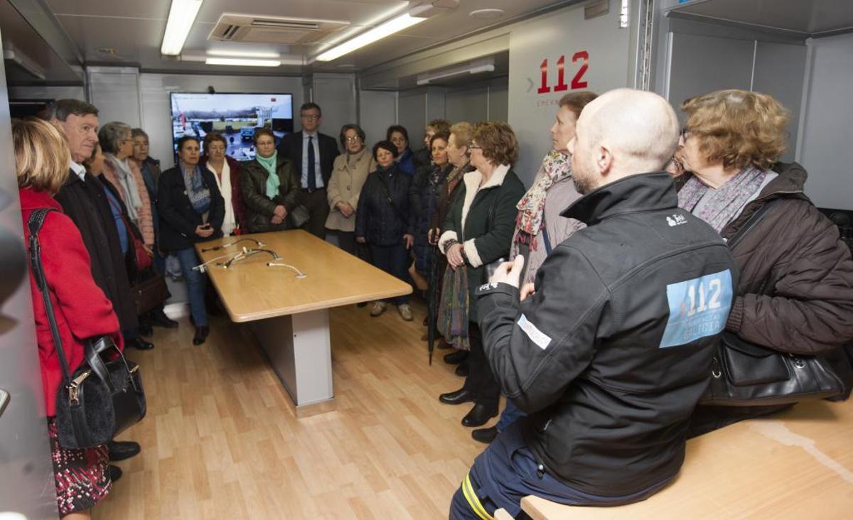 Visita de mujeres de A Estrada al CIAE 112 con Alfonso Rueda y el alcalde José López. // Bernabé/Cris M.V.