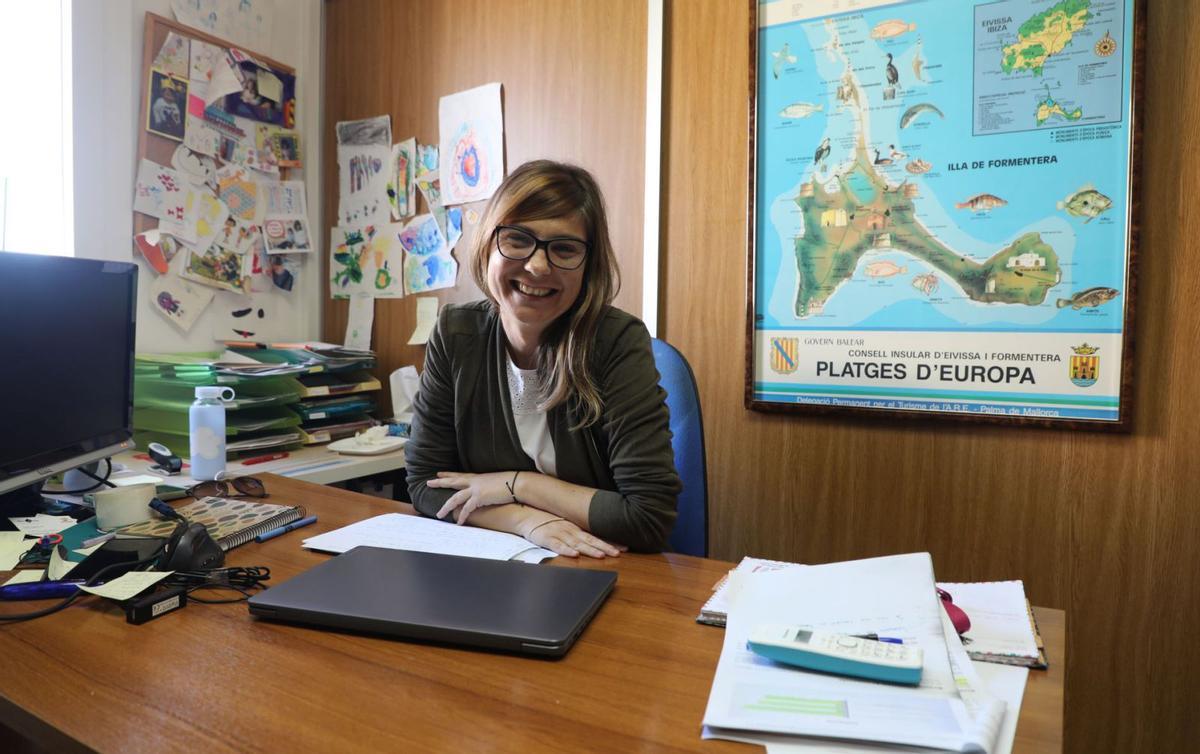 La gerente de la Pimef posa en el balcón de la sede con la iglesia de Sant Francesc de fondo. | C.C.