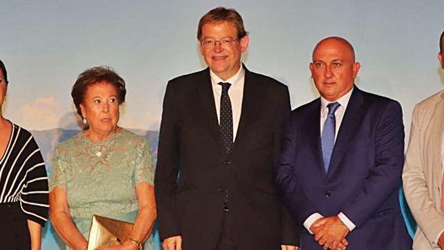 La familia Serna Lorente, con el presidente de la Generalitat, Ximo Puig, en el acto celebrado en Torrevieja. TONY SEVILLA