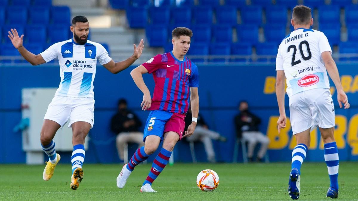 Así juega Mika Mármol, central del Barça B