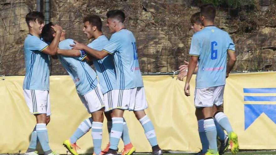 Los jugadores del Celta celebran uno de los goles. // José Lores