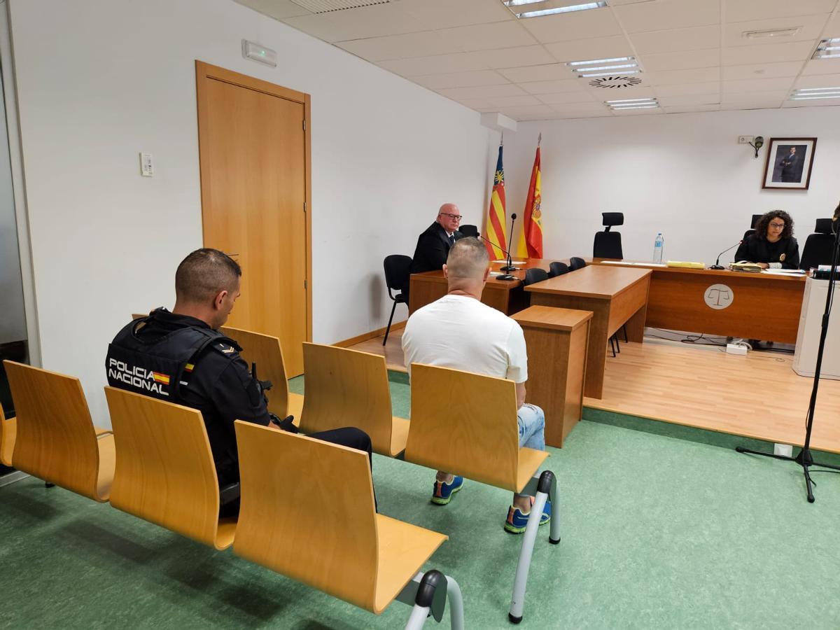 El acusado, de espaldas y frente a su abogado, Alejandro Dapena.