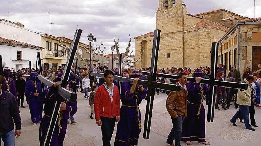 Los hermanos de Jesús Nazareno cargan sus pesadas cruces por las calles de la villa en una imagen de 2009. Junto a cada uno de ellos va su cireneo.  Foto L. O. Z.