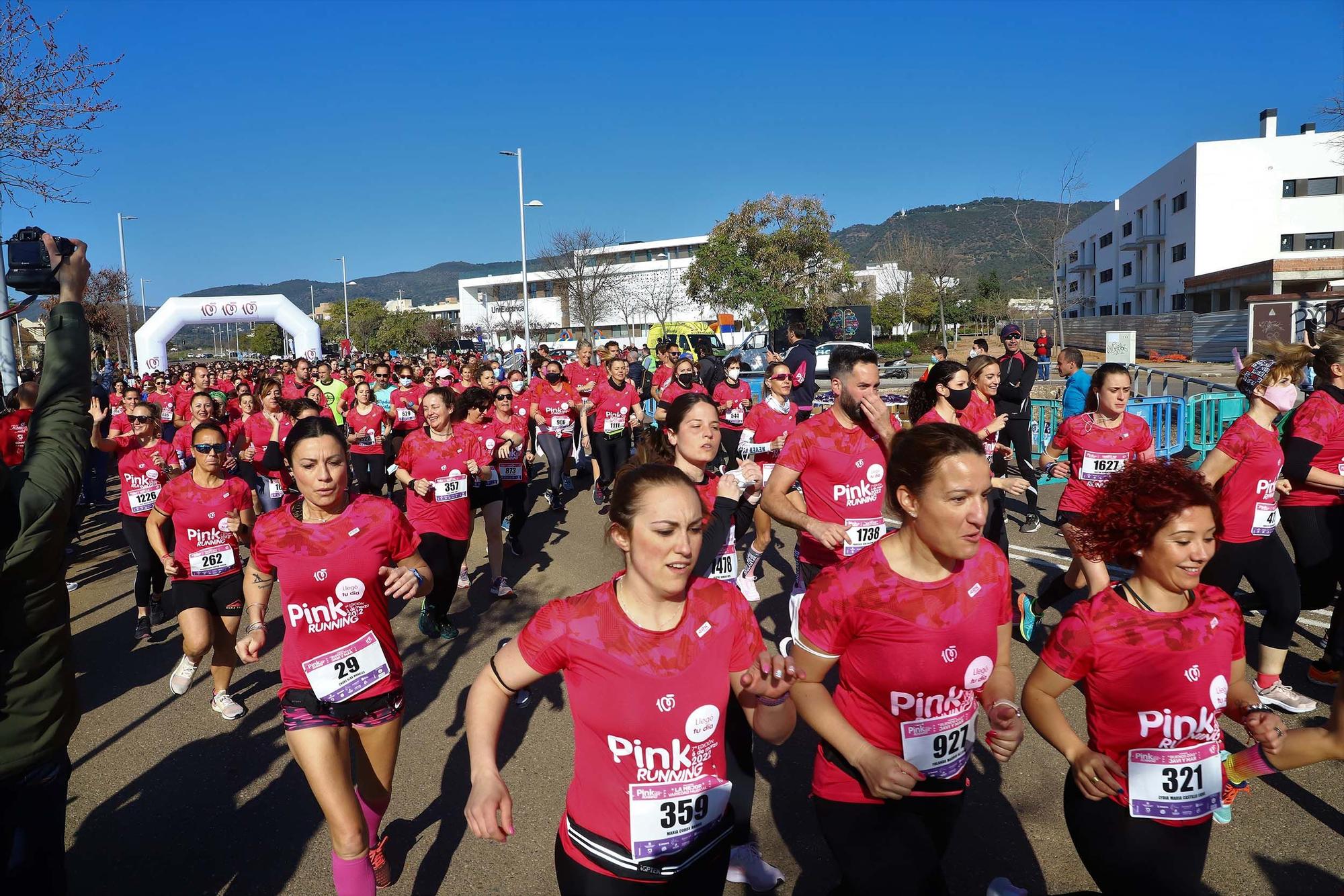 'Pink Running': más de 2.000 corredoras tiñen de rosa las calles de Córdoba