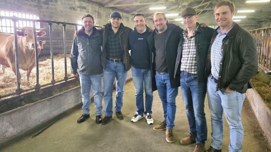 Henry Cavill, segundo por la izquierda, en su visita a la granja en O Corgo. | LOC