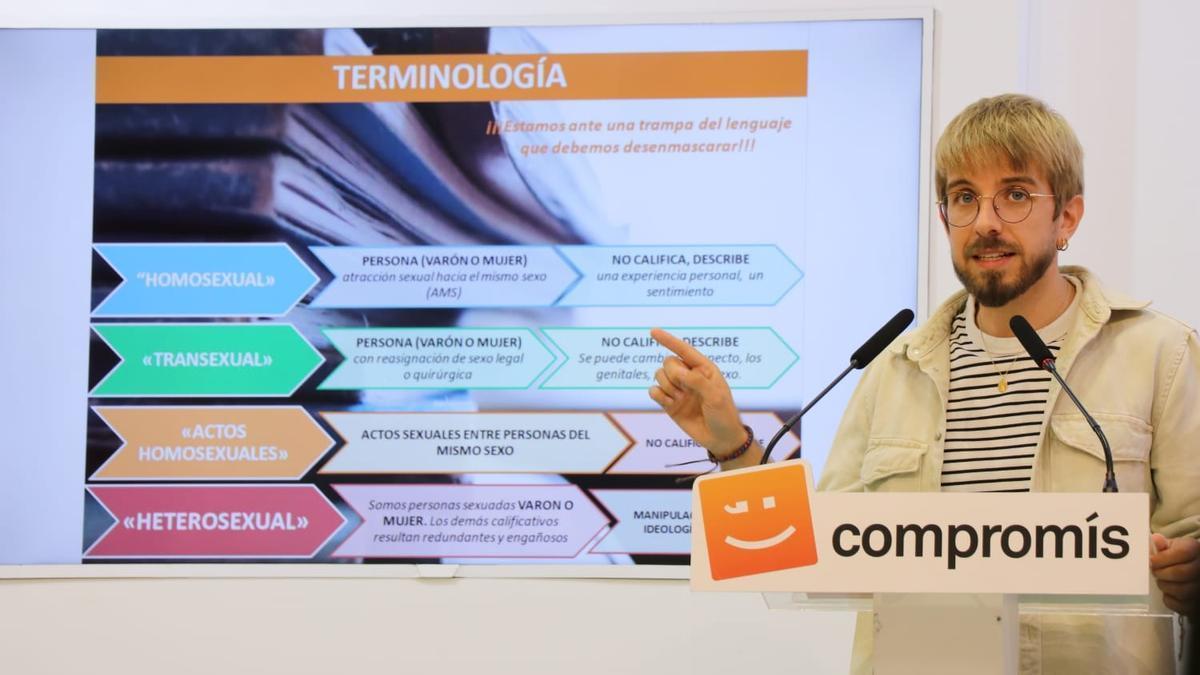 El diputado Francesc Roig explicando el contenido de las charlas homófobas que se están impartiendo en los centros.
