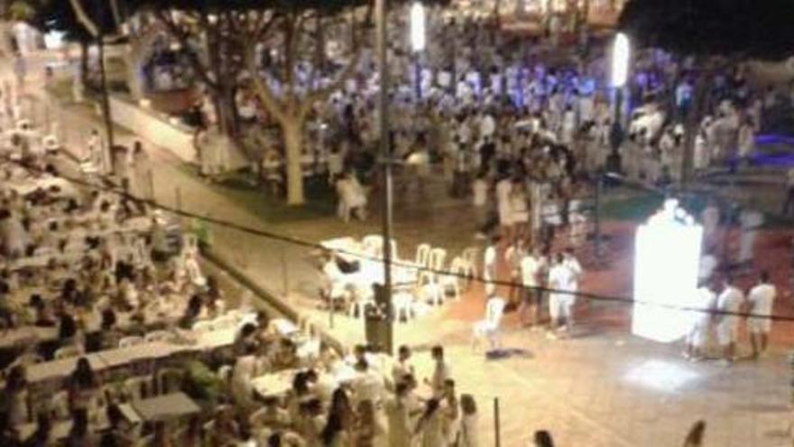 Tres mil personas participan en la cena de la &quot;Fiesta Blanca&quot;