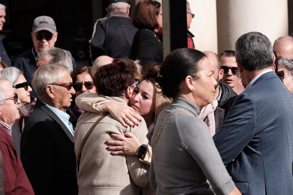 23-11-25, Málaga, Rincón De La Victoria: concentración y minuto de silencio por el asesinato de una mujer de 60 años a manos de su ex pareja. (Fotografía: Gregorio Marrero)