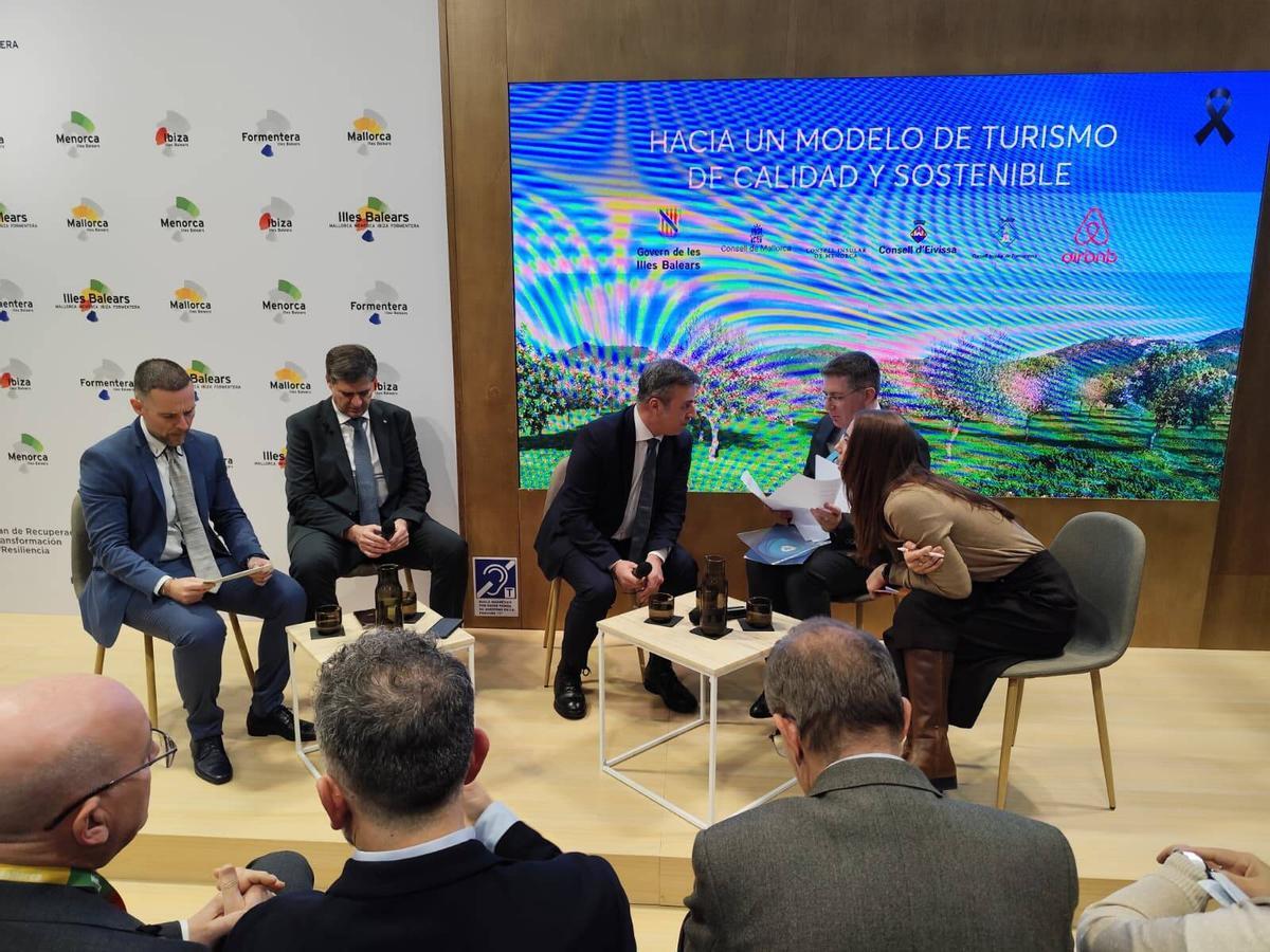 Mesa redonda sobre intrusismo con la presencia de Airbnb