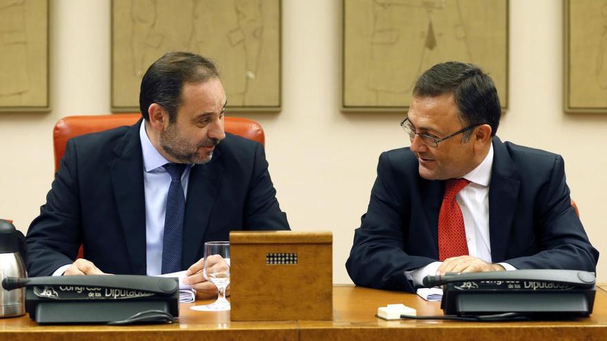 Miguel Ángel Heredia junto a José Luis Ábalos durante la reunión del grupo parlamentario socialista que se celebró ayer lunes.