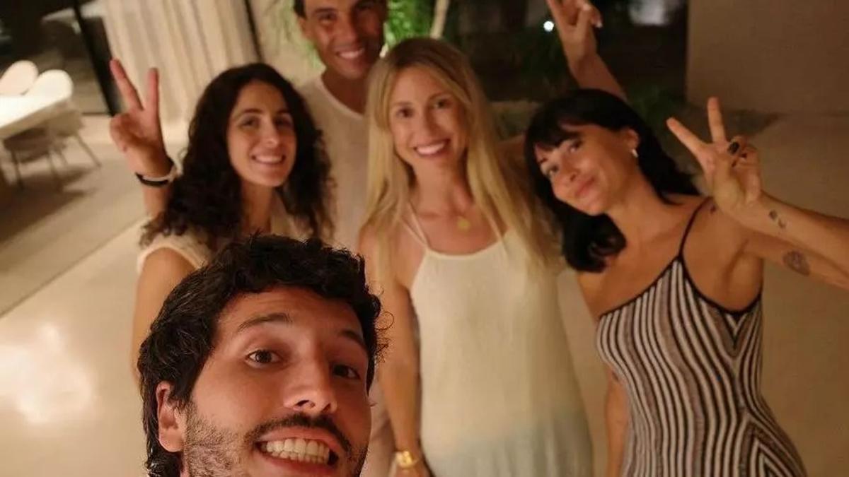 En primer plano, Sebastián Yatra, autor del selfie. Tras él, de izquierda a derecha, Mery Perello, Rafa Nadal, Maribel Nadal y Aitana, juntos en Mallorca.