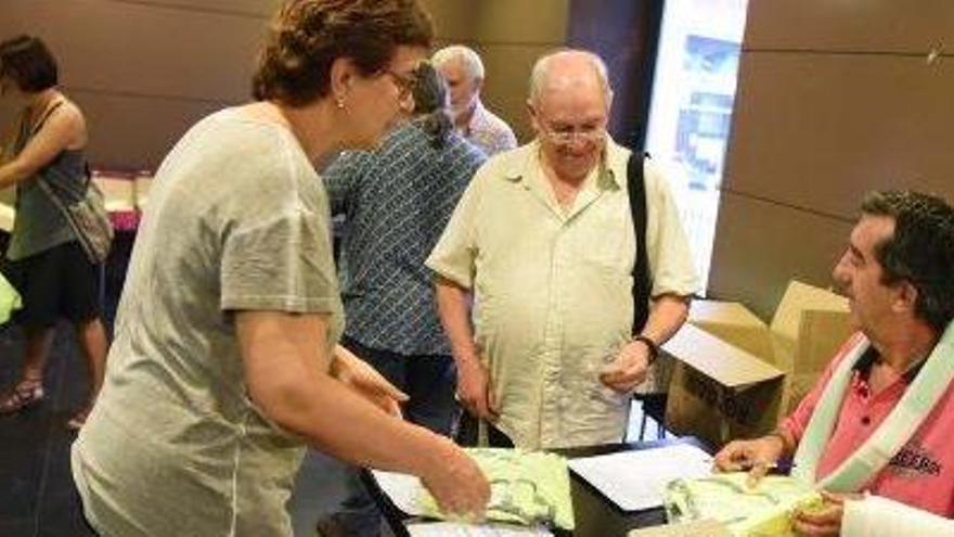 Venda de samarretes de la Diada a l&#039;Espai Òmnium de Manresa