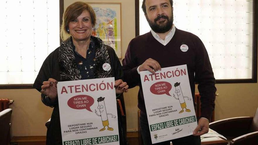 Alonso y Cuiña presentaron ayer en el casino la campaña contra las colillas. // Bernabé/Javier Lalín