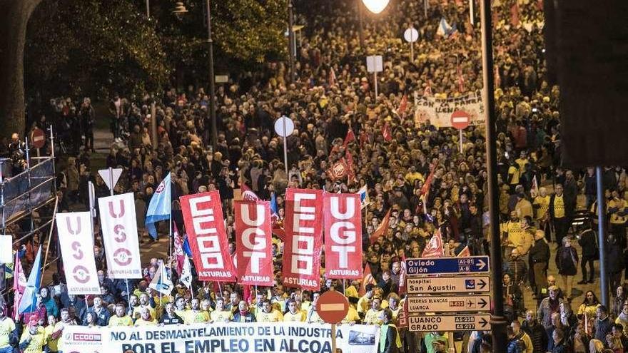 Un momento de la manifestación de los trabajadores de Alcoa, ayer, por las calles de Avilés.