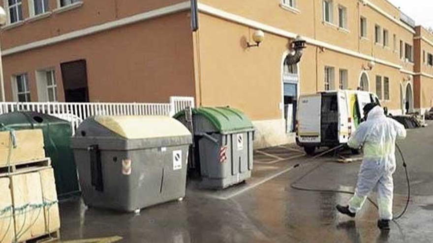 Emaya limpia la zona portuaria con agua y lejía